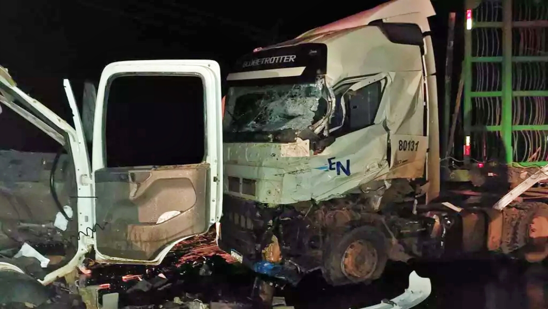 Motorista &eacute; socorrido em estado grave ap&oacute;s bater caminh&atilde;o da coleta de lixo  