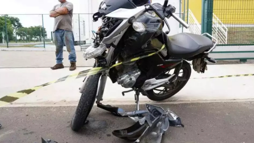 Motociclista &eacute; socorrido em estado grave ap&oacute;s bater em traseira de caminh&atilde;o 