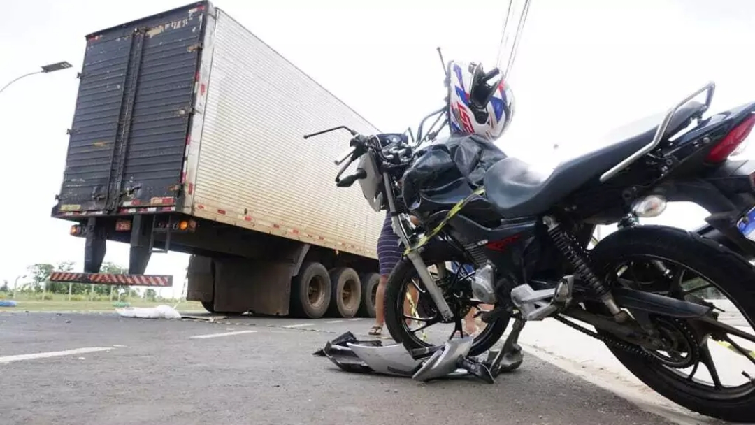 Motociclista &eacute; socorrido em estado grave ap&oacute;s bater em traseira de caminh&atilde;o 