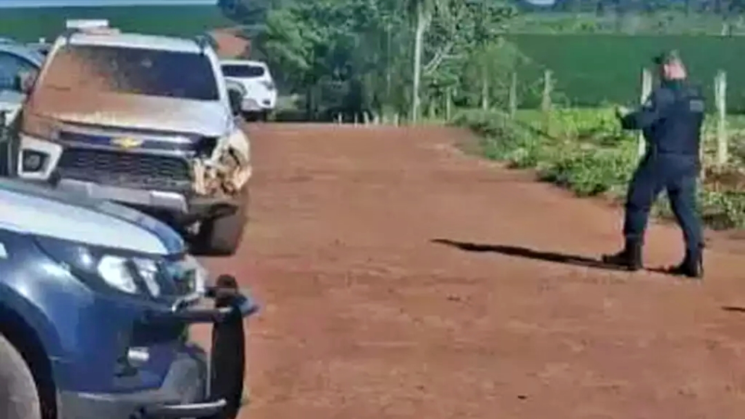 Suspeito que atropelou policial em barreira &eacute; morto pela PM