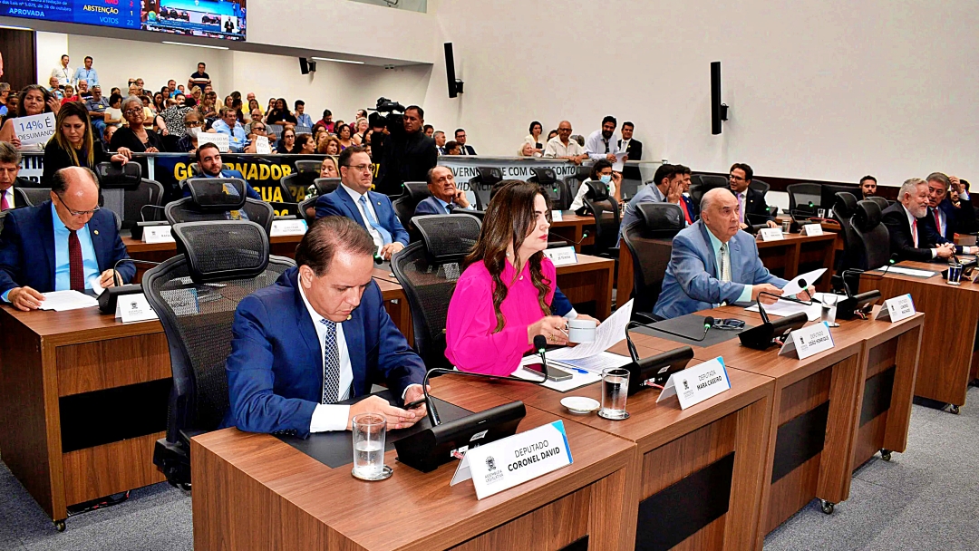 Assembleia volta com novo deputado e na véspera de julgamento que pode levar a outra troca