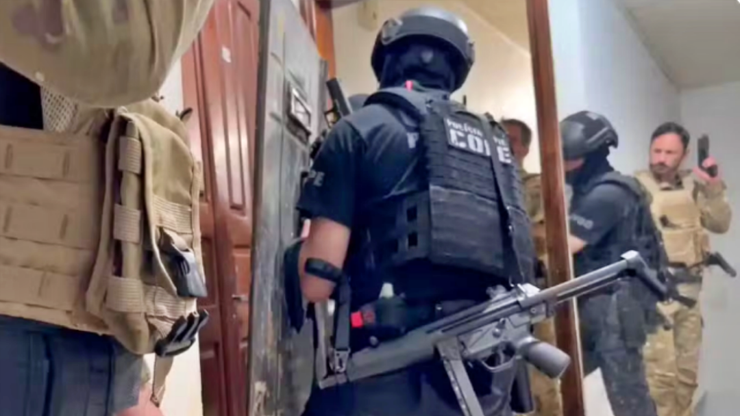 Pol&iacute;cia cumpre mais de 100 mandados contra grupo suspeito 