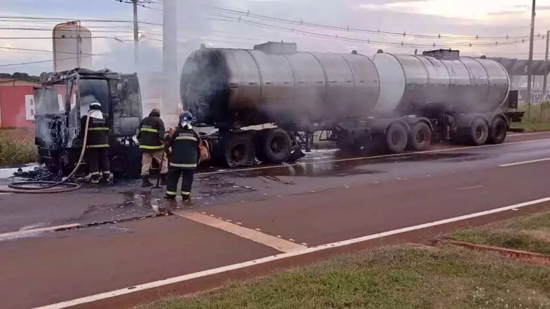 Carreta bitrem carregada com &oacute;leo vegetal pega fogo e preju&iacute;zo &eacute; de R$ 250 mil 