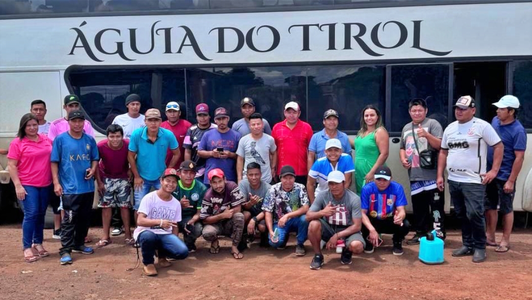 Trabalhadores ind&iacute;genas embarcaram para a colheita da ma&ccedil;a no RS