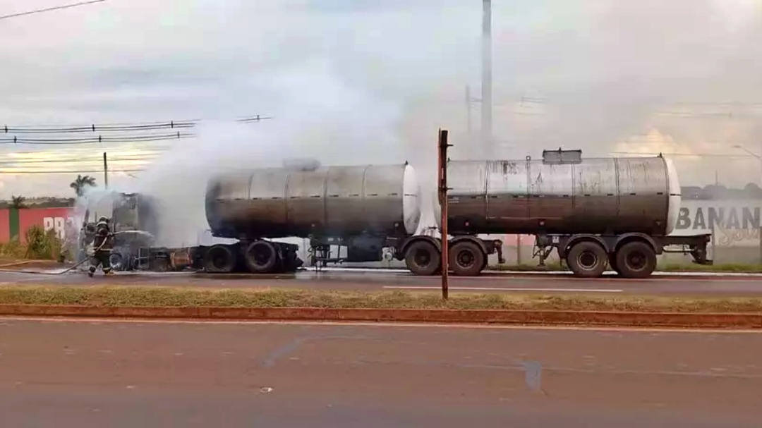 Carreta bitrem carregada com &oacute;leo vegetal pega fogo e preju&iacute;zo &eacute; de R$ 250 mil 