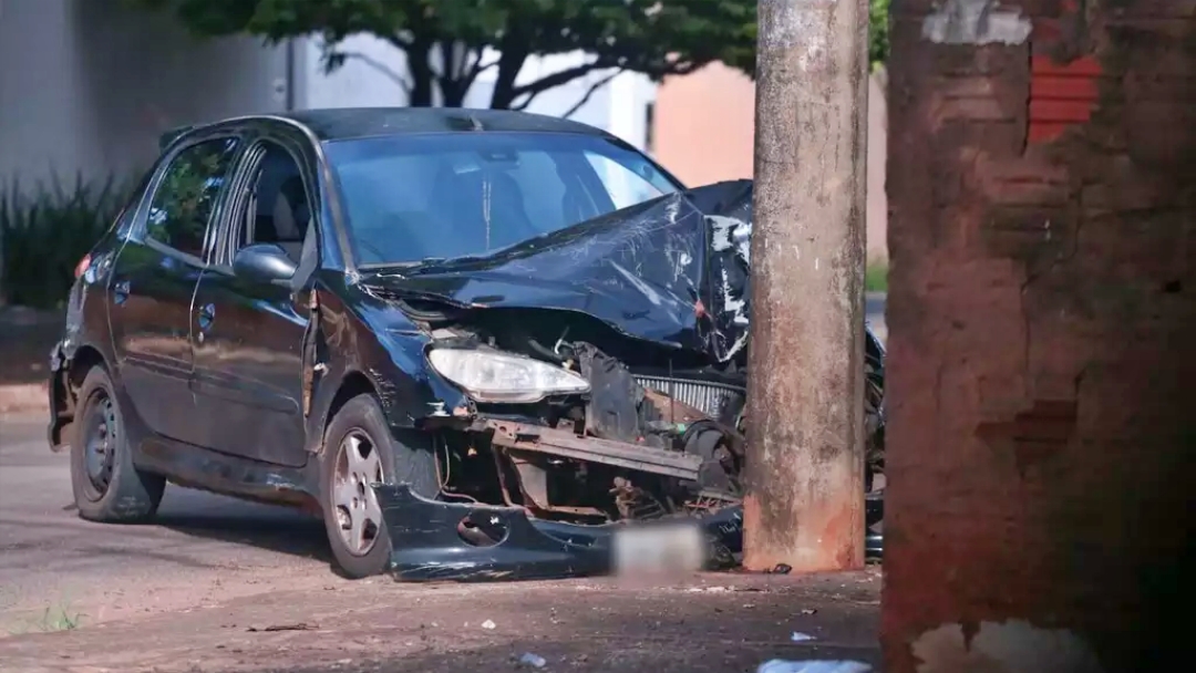 Motorista perde controle, atinge poste e carro tem frente destru&iacute;da 