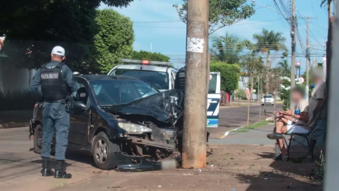 Motorista perde controle, atinge poste e carro tem frente destru&iacute;da 