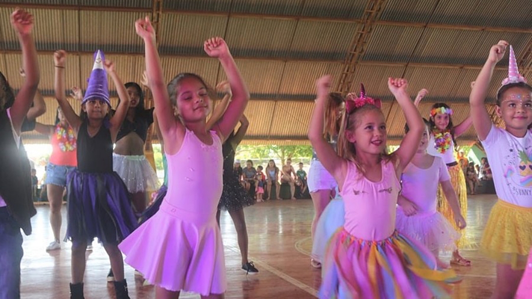 Domingo de agito no Brizol&atilde;o, com brinquedos, dan&ccedil;as e concursos de fantasias