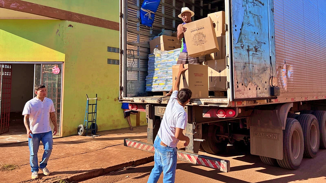 Come&ccedil;am a chegar os kits escolares que atender&atilde;o alunos da rede municipal