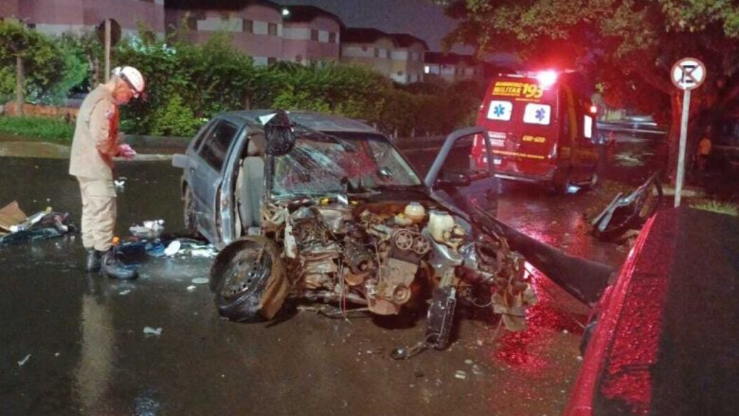 Passageira fica presa &agrave;s ferragens de carro em colis&atilde;o contra poste