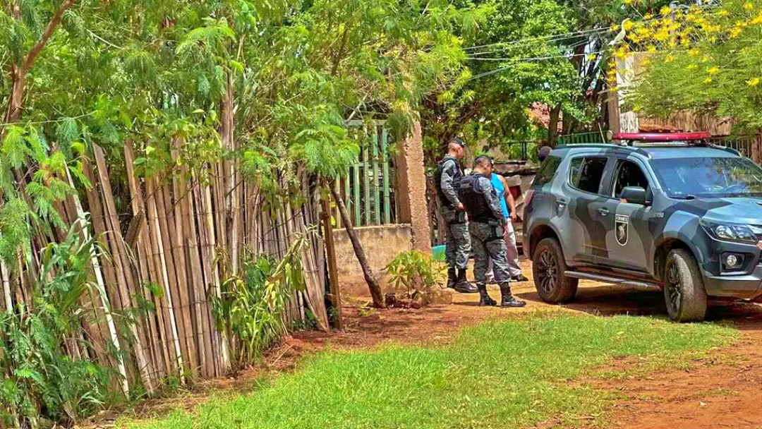 Homem &eacute; atingido no p&eacute; em tiro disparado por &quot;velho conhecido da pol&iacute;cia&quot;  