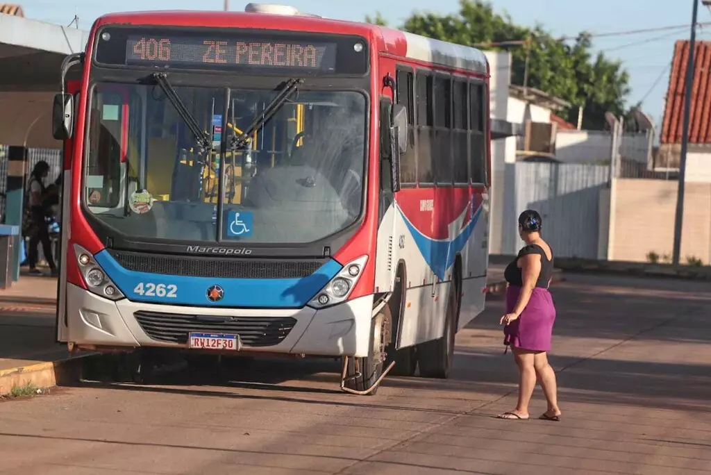 Acidente entre carro e &ocirc;nibus deixa motoristas e passageira feridos  