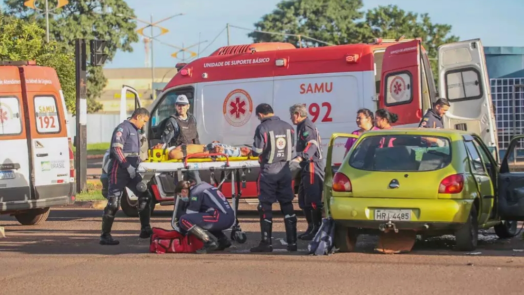 Acidente entre carro e &ocirc;nibus deixa motoristas e passageira feridos  