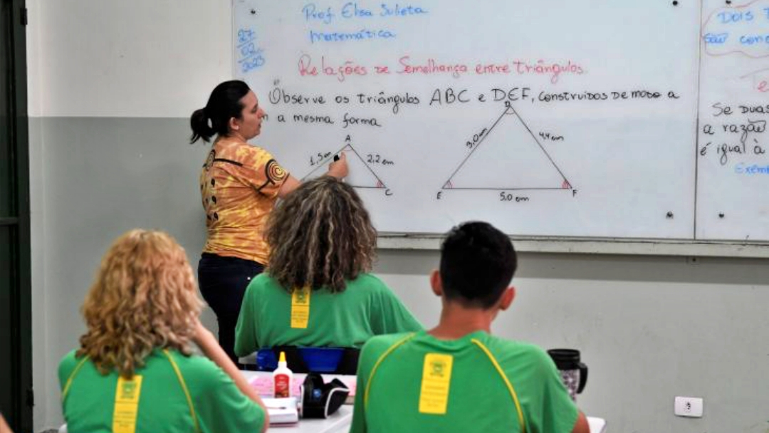 Censo mostra que em 9 anos n&uacute;mero de alunos do ensino m&eacute;dio caiu 14,12%