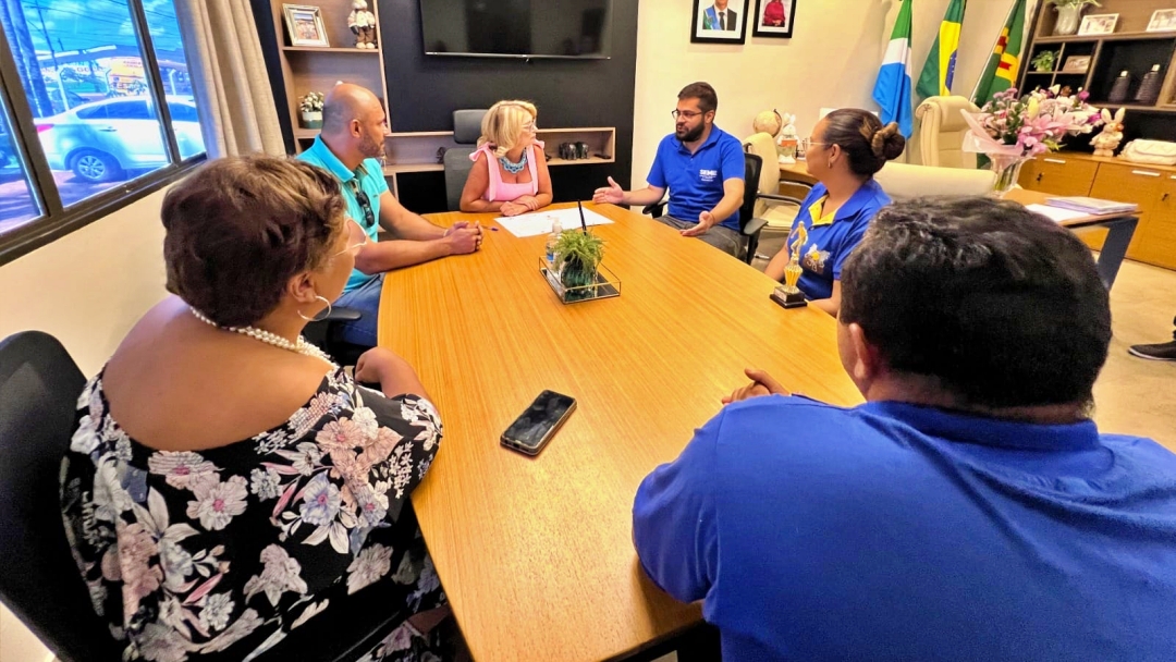 Dire&ccedil;&atilde;o e alunos da Escola Jo&atilde;o Batista celebram OS para a quadra de esportes