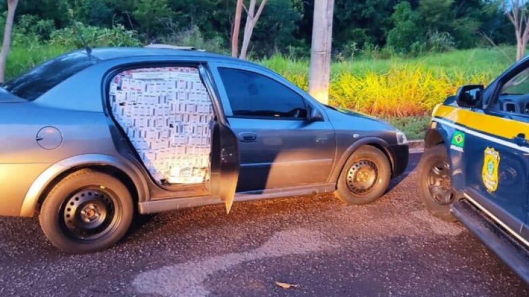 Motorista abandona carro abarrotado de contrabando