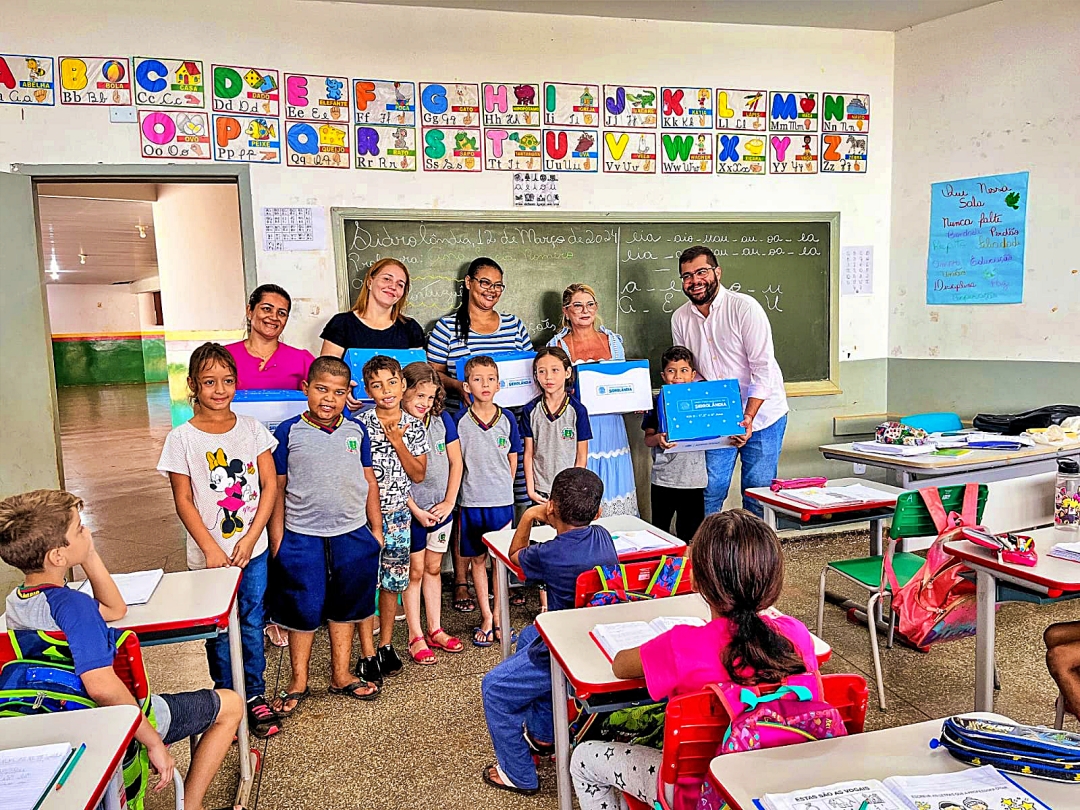 Prefeitura inicia entrega de kits escolares aos alunos da Rede Municipal de Ensino