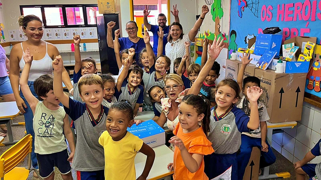 Alunos do CMEI Jo&atilde;o Lemes de Souza receberam os kits escolares