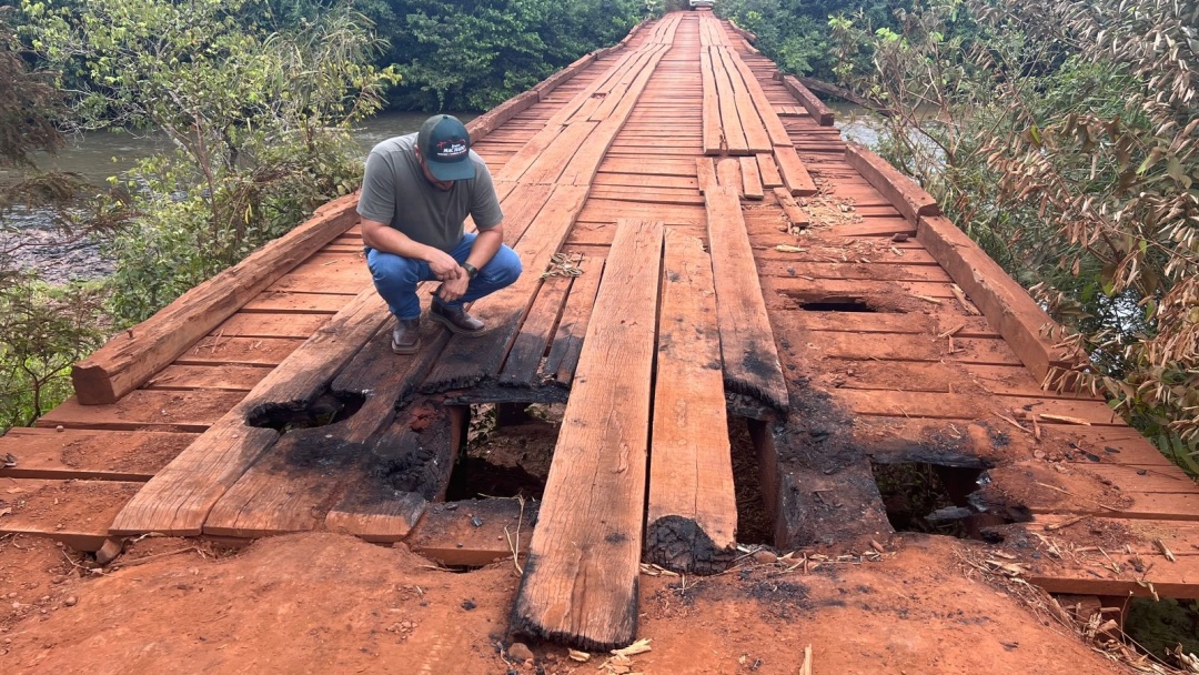 Prefeitura interdita ponte no Barra Nova ap&oacute;s vandalismo numa das cabeceiras 