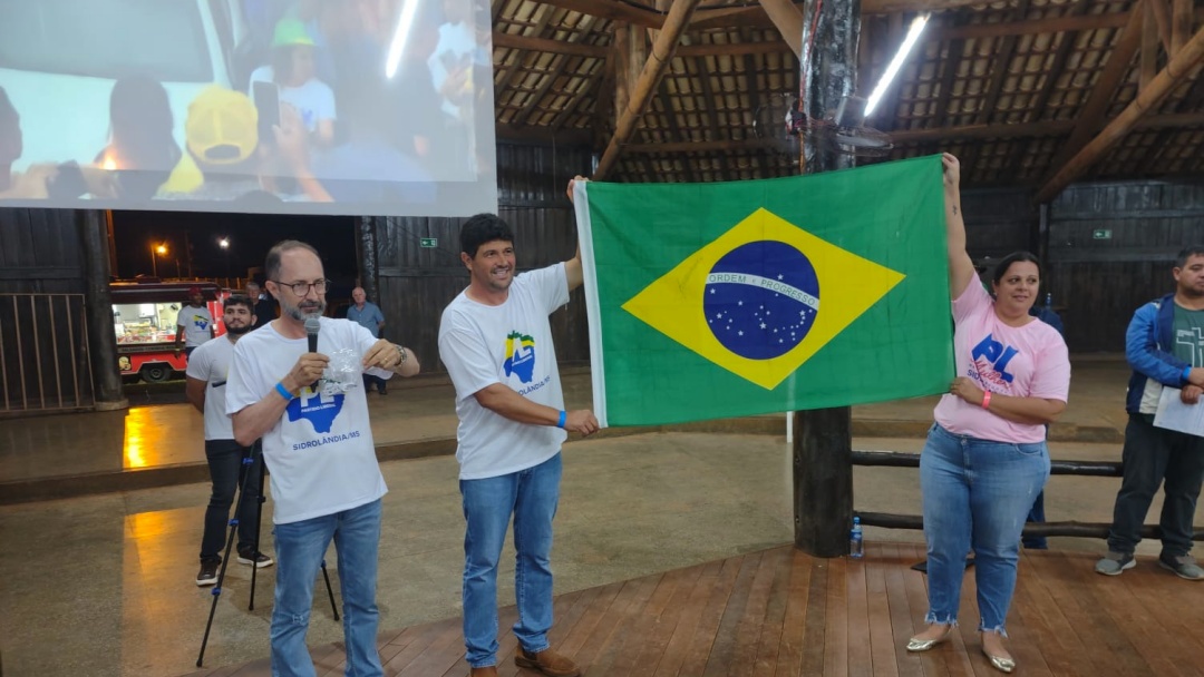 Ato do PL teve sorteio de bandeira autografada por Bolsonaro e an&uacute;ncio de R$ 1 milh&atilde;o para o hospital