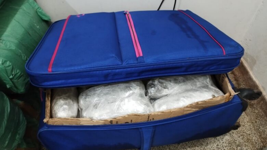 Mala com 14kg de maconha &eacute; encontrada abandonada em rodovi&aacute;ria