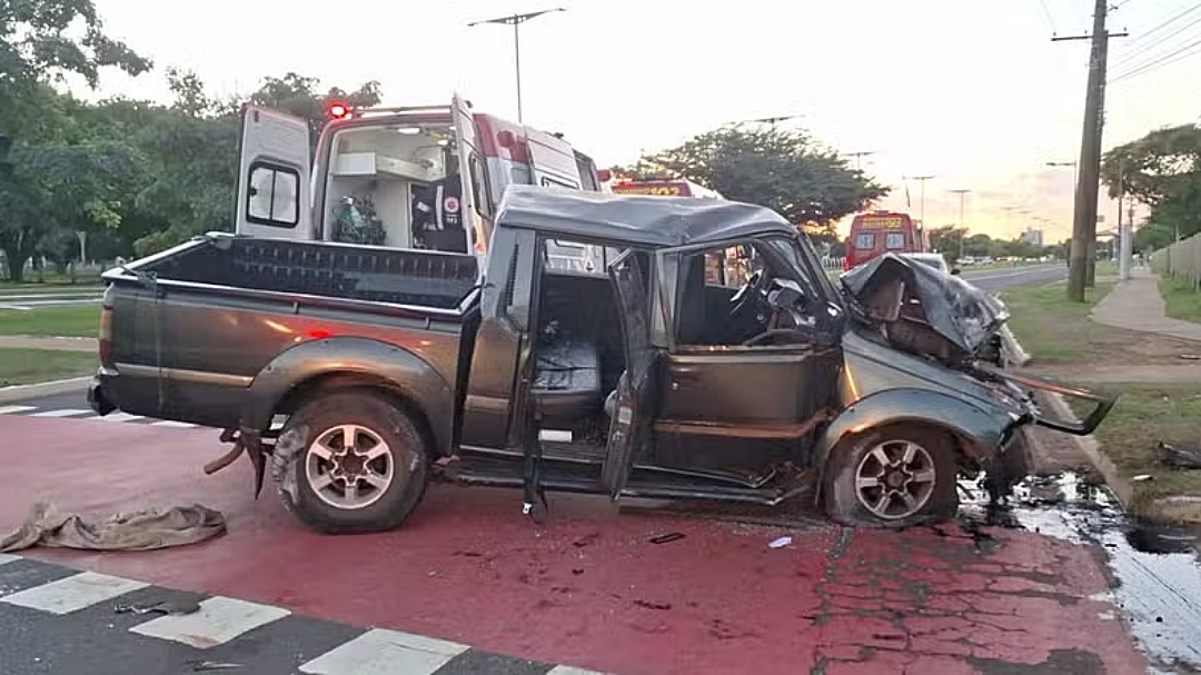 Caminhonete com 9 pessoas colide com sem&aacute;foro e deixa feridos