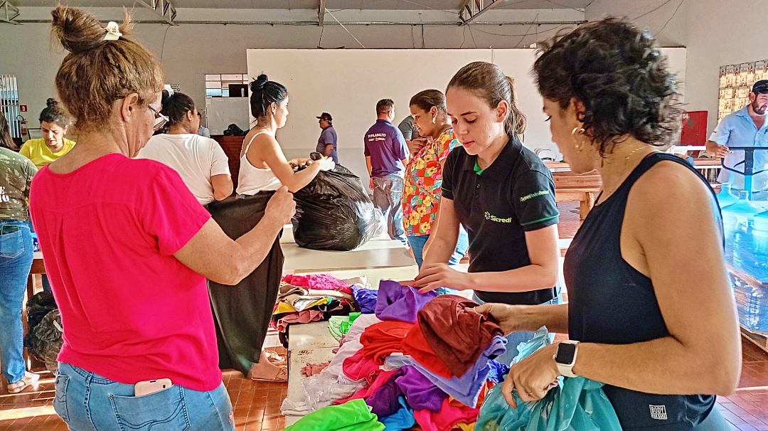 Volunt&aacute;rios planejam enviar domingo 60 toneladas em doa&ccedil;&otilde;es para desabrigados ga&uacute;chos 