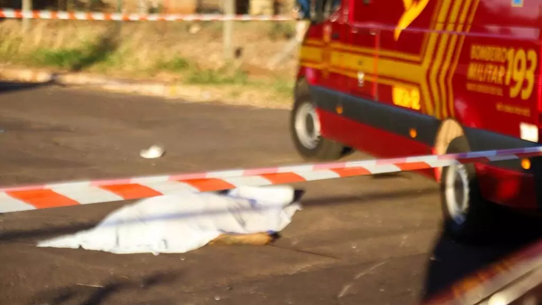 Homem &eacute; morto a tiros ap&oacute;s sair de tabacaria e ser surpreendido por dupla 