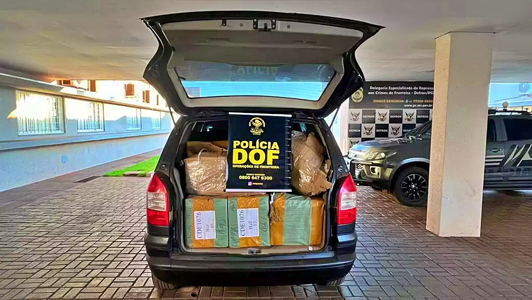 Pol&iacute;cia encontra carro abandonado carregado com R$ 341 mil em produtos ilegais