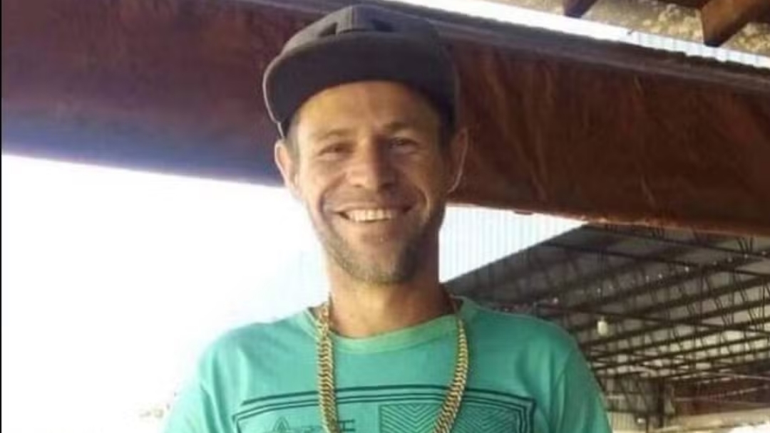 Pol&iacute;cia investiga morte de homem espancado com tijolos em campo de futebol