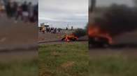 Motocicleta pega fogo ap&oacute;s acidente com carro em rodovia  