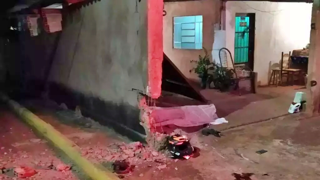 Jovem morre ap&oacute;s bater moto contra muro de casa  