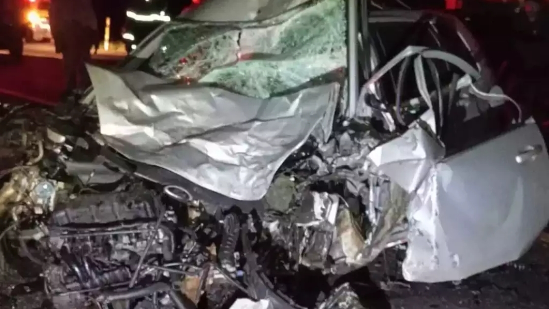 Motorista morre em carro completamente destru&iacute;do ap&oacute;s bater de frente em Scania