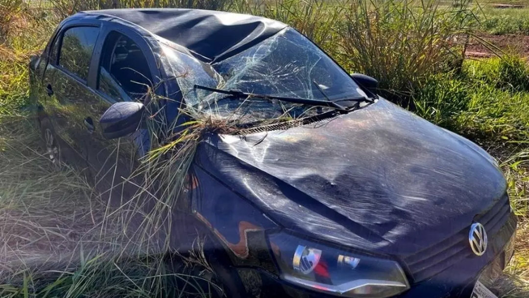 Motorista perde controle da dire&ccedil;&atilde;o e capota ve&iacute;culo em rodovia