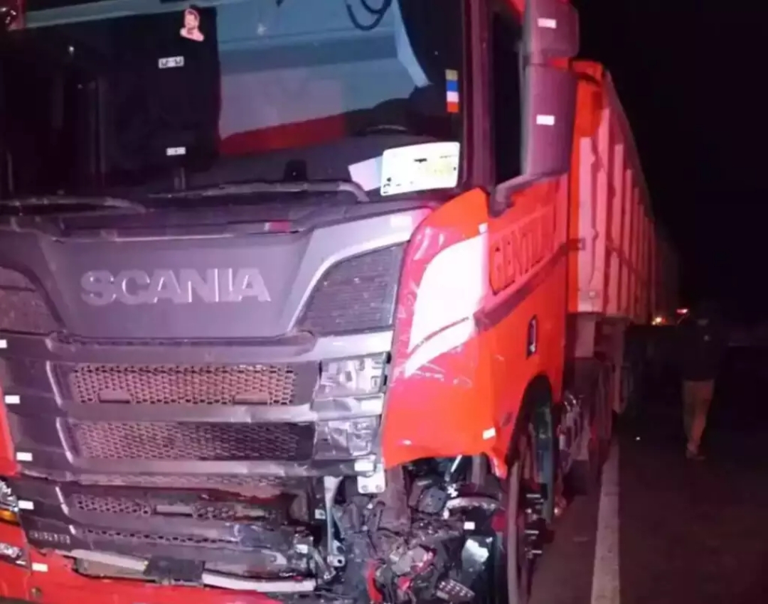 Motorista morre em carro completamente destru&iacute;do ap&oacute;s bater de frente em Scania