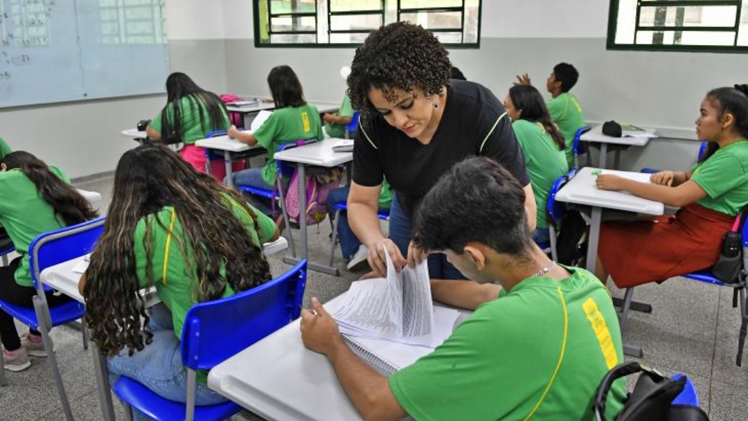 Alunos do Ensino M&eacute;dio tiram 4,3 em reda&ccedil;&atilde;o e menos de 1% tem desempenho adequado em matem&aacute;tica