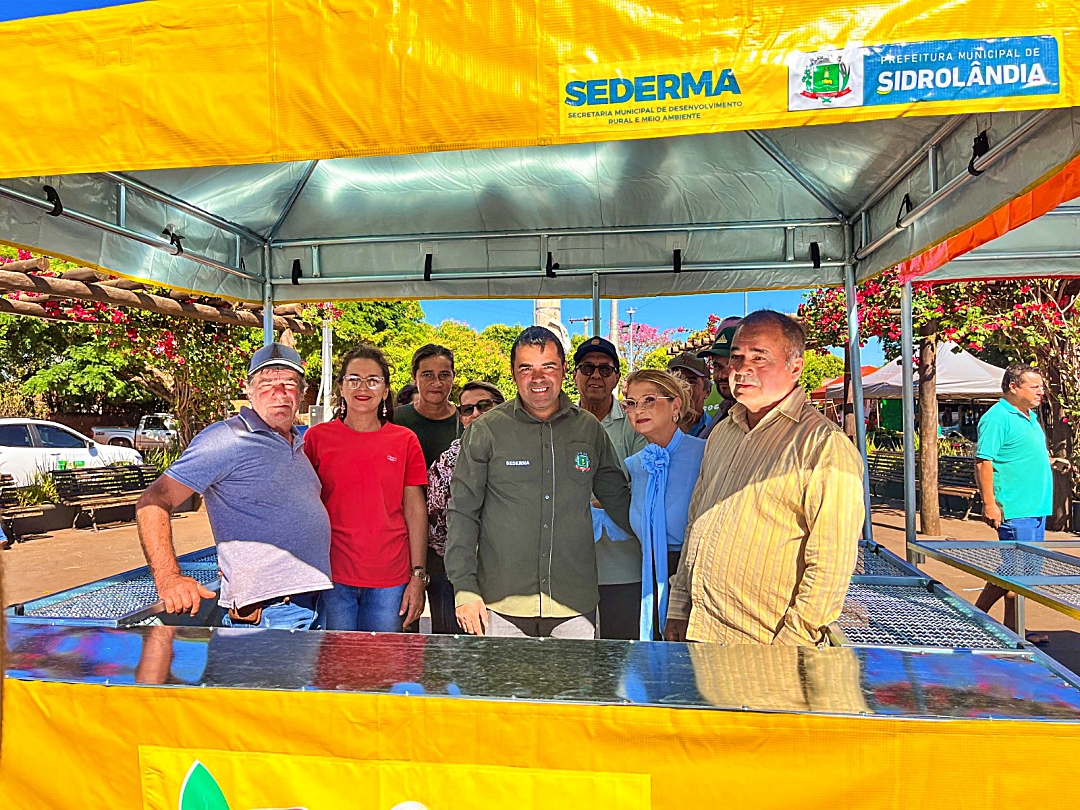 Concluído o repasse de barracas padronizadas aos feirantes do município