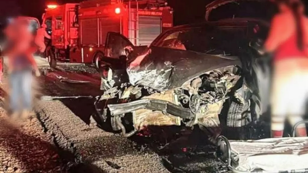 Batida frontal entre dois veículos deixa três pessoas feridas