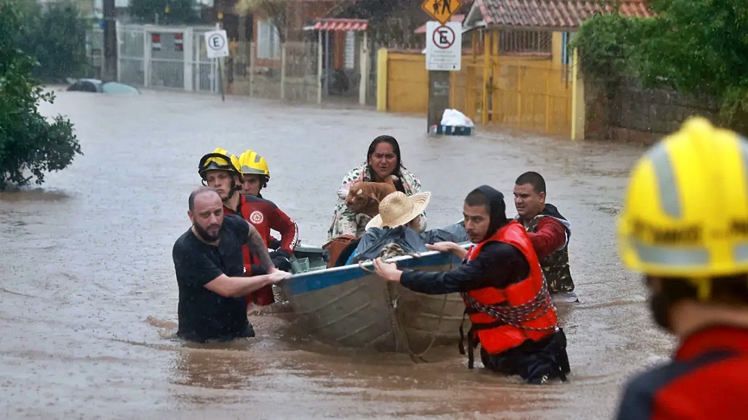 Sobe para 173 o n&uacute;mero de mortos por enchentes 