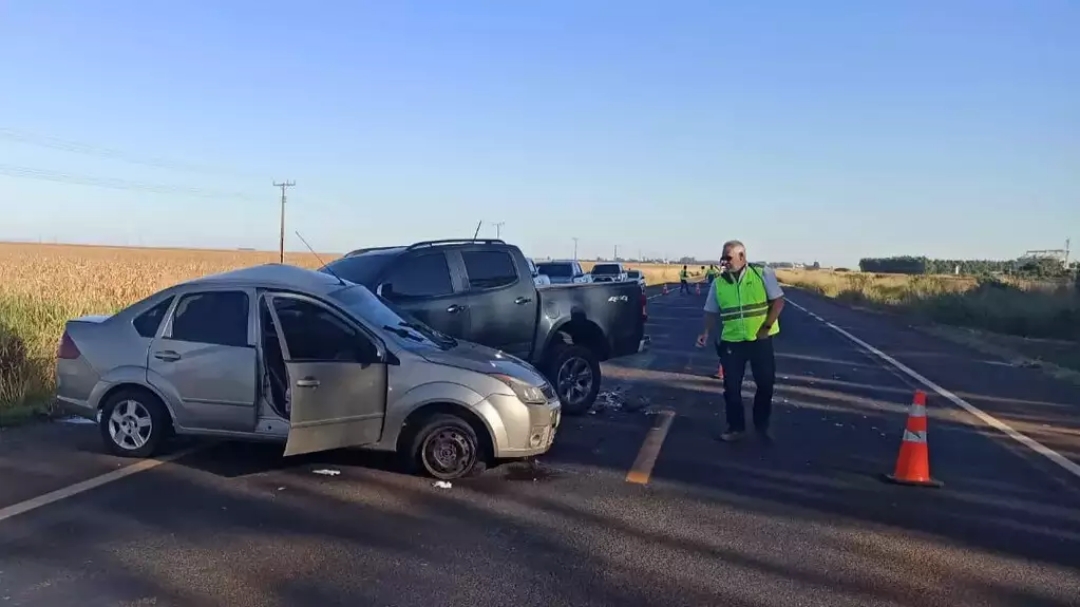 Homem morre em acidente entre carro e caminhonete na MS-306