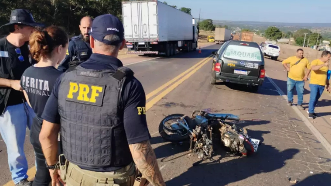 Motociclista morre ao invadir pista contr&aacute;ria e bater em caminh&atilde;o boiadeiro  