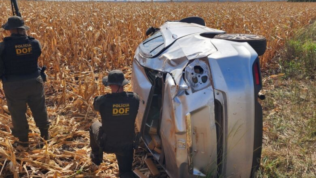 Motorista capota carro carregado de droga durante tentiva de fuga