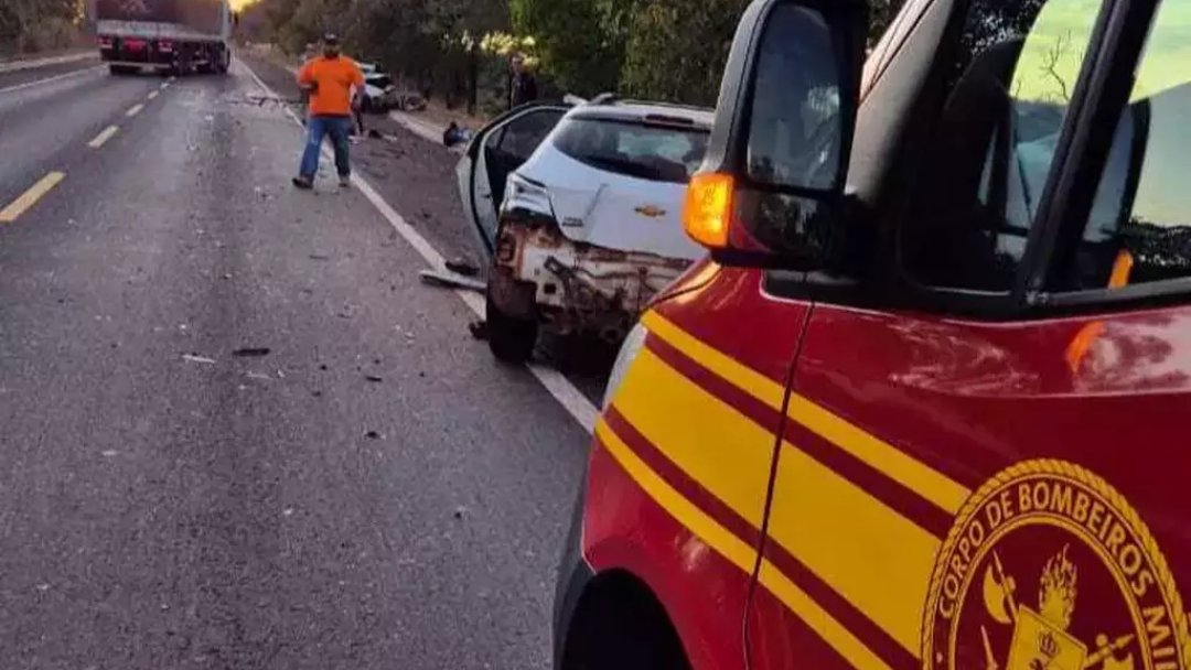 Carros batem de frente e motoristas morrem na BR-262 