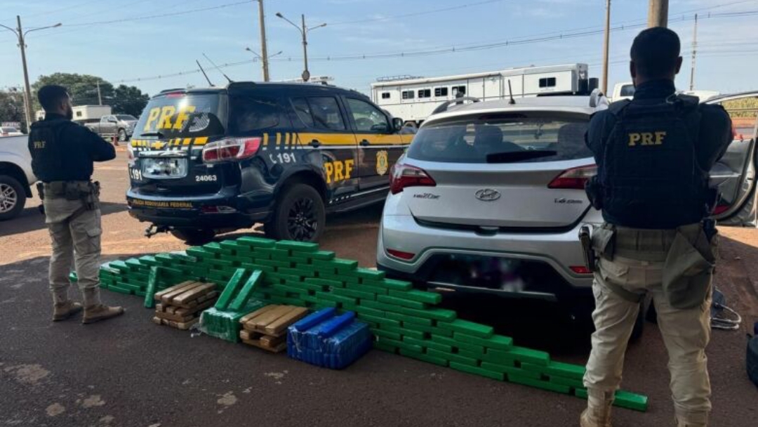 Mulher &eacute; flagrada transportando quase 200 quilos de maconha em ve&iacute;culo