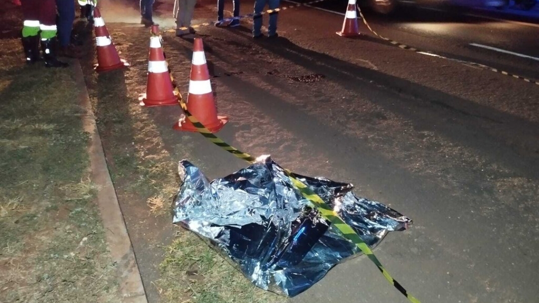 Homem morre atropelado por carreta e motorista foge sem prestar socorro  