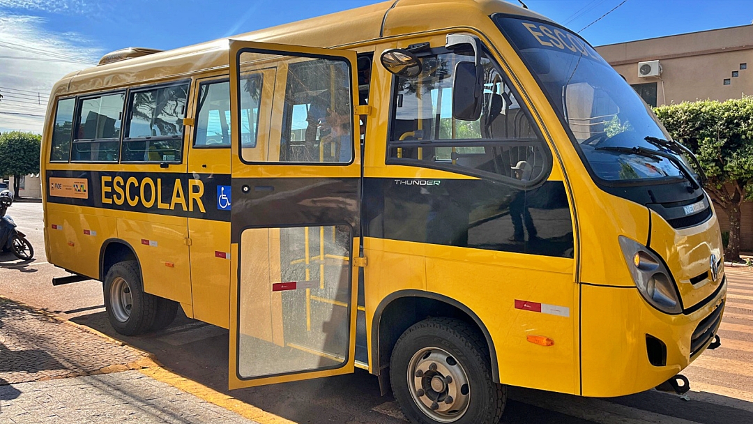 Educa&ccedil;&atilde;o recebe micro-&ocirc;nibus para refor&ccedil;ar frota do transporte escolar