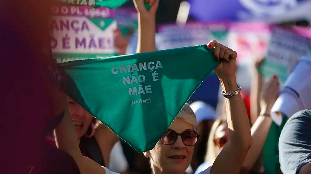 Manifestantes protestam contra PL do Aborto 