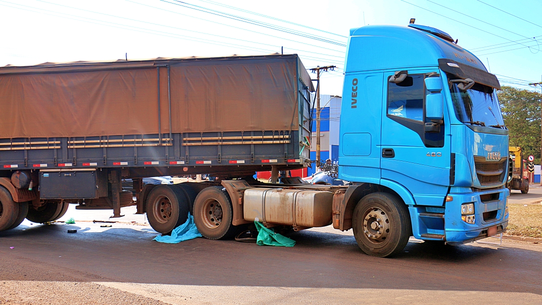Ciclista morre atropelado por carreta na esquina da Dorvalino dos Santos com a Avenida Aroeira