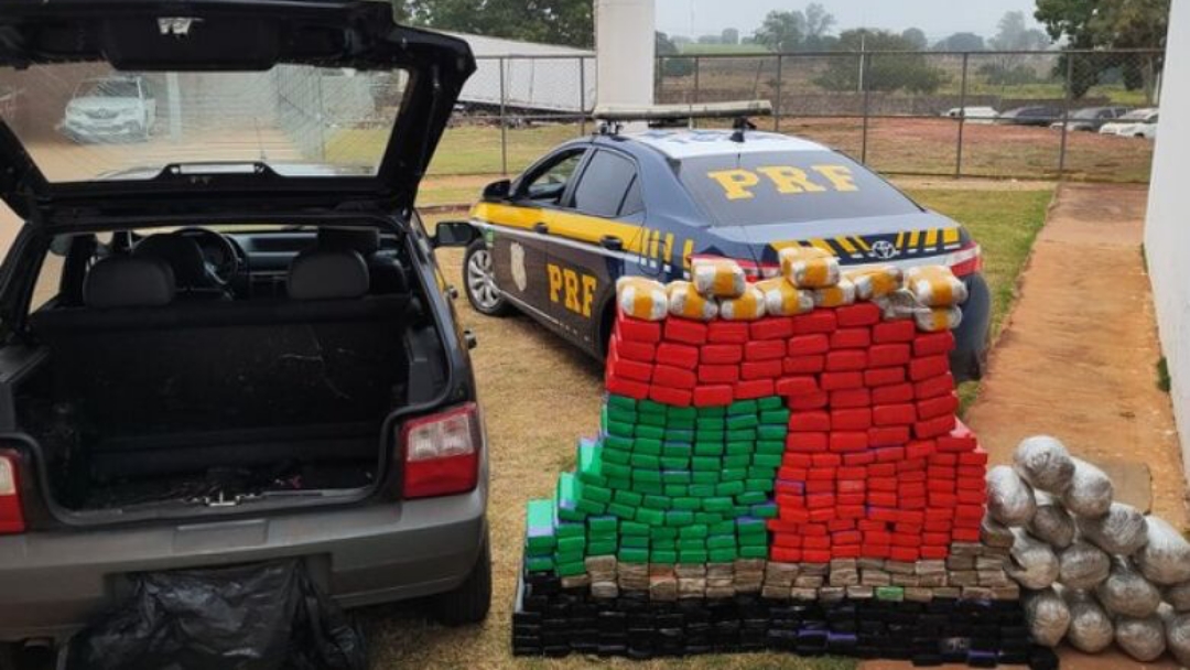 Motorista desiste de fuga e &eacute; preso com quase 300kg de drogas em ve&iacute;culo