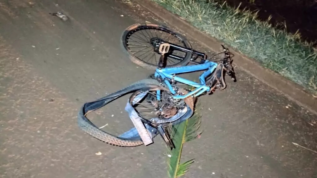 Motorista perde controle de Hilux, atropela ciclista e os dois morrem  